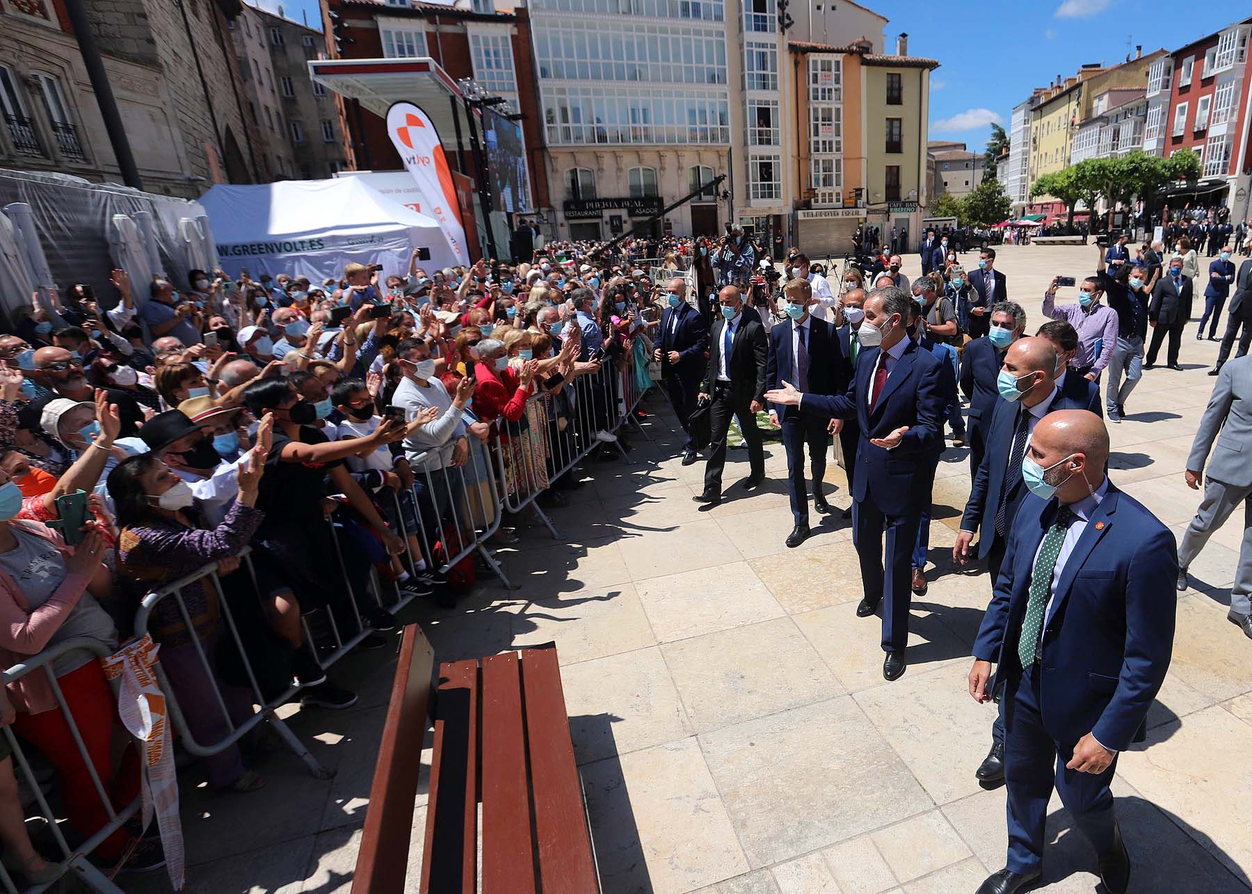 Centenares de burgaleses se concentran a las faldas de la Catedral en el primer día de la muestra en la ciudad