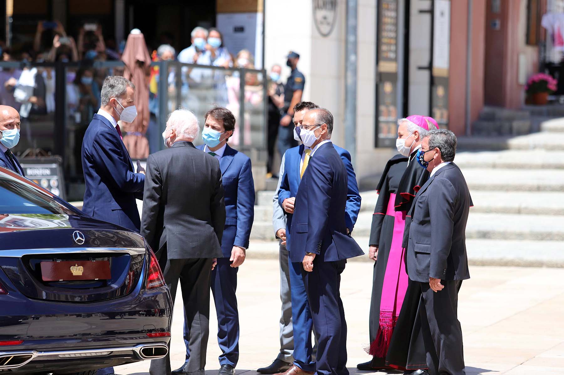 Centenares de burgaleses se concentran a las faldas de la Catedral en el primer día de la muestra en la ciudad