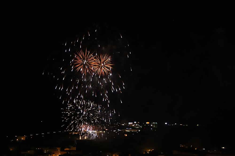 Fotos: Burgos disfruta de los fuegos artificiales en los Sampedros de 2021