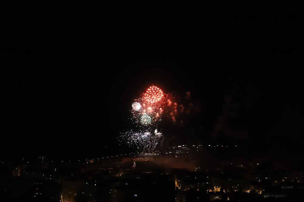 Fotos: Burgos disfruta de los fuegos artificiales en los Sampedros de 2021