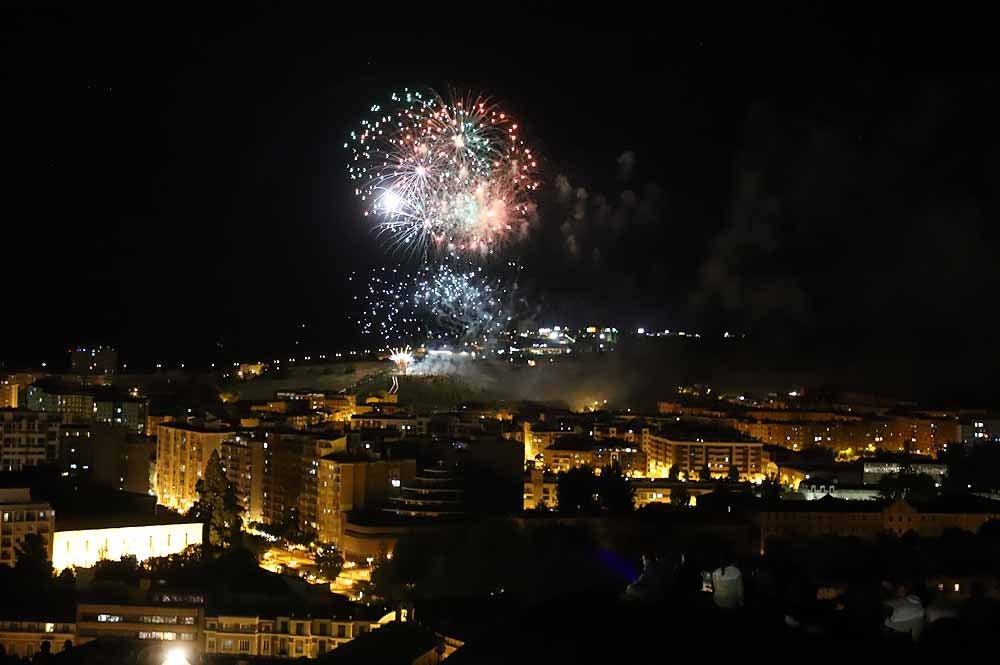 Fotos: Burgos disfruta de los fuegos artificiales en los Sampedros de 2021