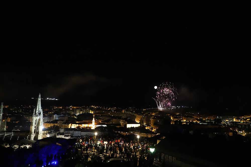 Fotos: Burgos disfruta de los fuegos artificiales en los Sampedros de 2021