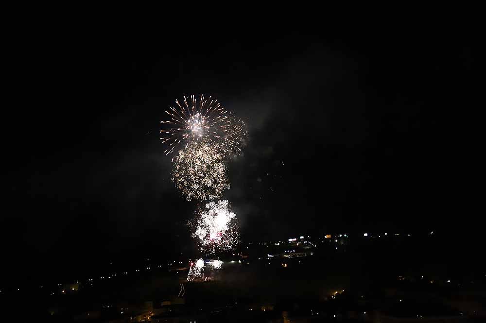 Fotos: Burgos disfruta de los fuegos artificiales en los Sampedros de 2021