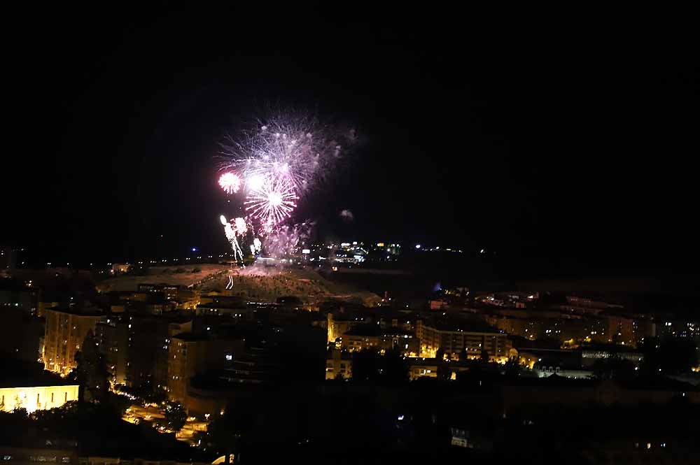 Fotos: Burgos disfruta de los fuegos artificiales en los Sampedros de 2021