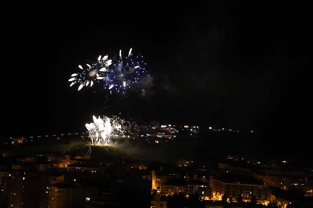 Fotos: Burgos disfruta de los fuegos artificiales en los Sampedros de 2021