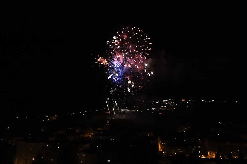 Fotos: Burgos disfruta de los fuegos artificiales en los Sampedros de 2021