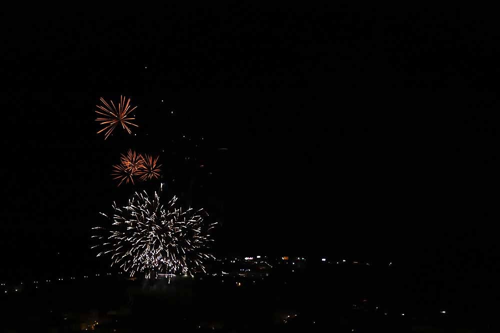 Fotos: Burgos disfruta de los fuegos artificiales en los Sampedros de 2021