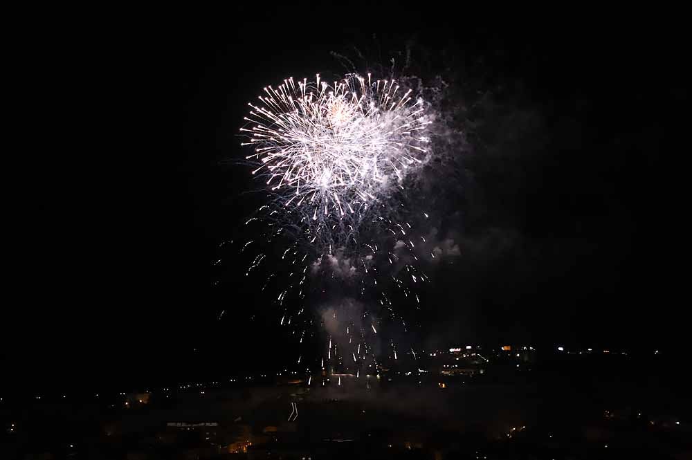 Fotos: Burgos disfruta de los fuegos artificiales en los Sampedros de 2021