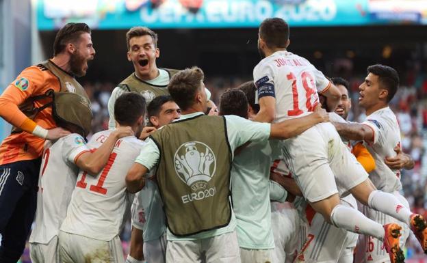 Los jugadores de la selección española celebran el gol de Morata en la prórroga. 