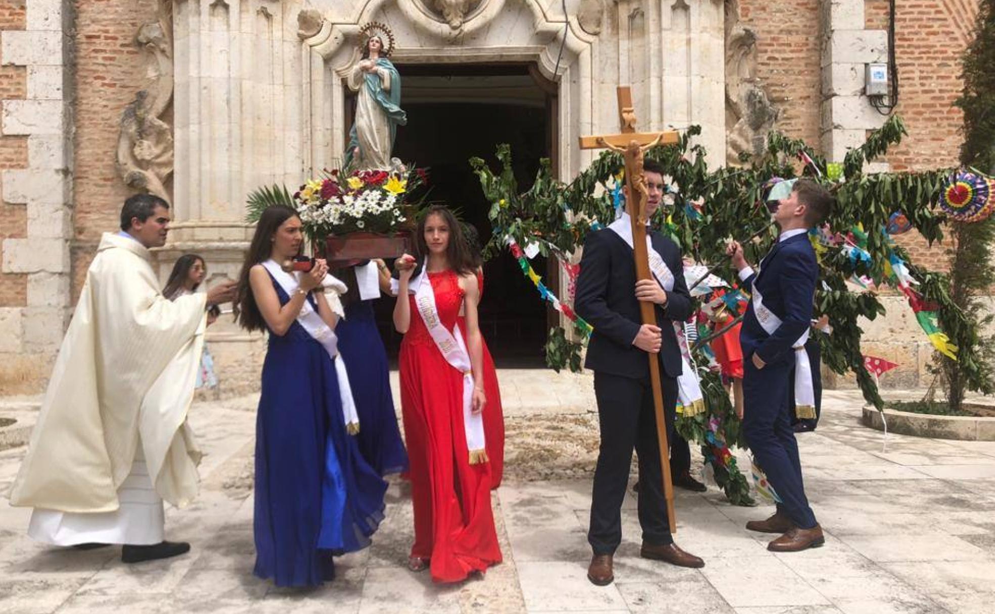 Procesión de la Fiesta del Guindo de Renedo en la que las guinderas llevan a la Virgen y los guinderos portan la rama.