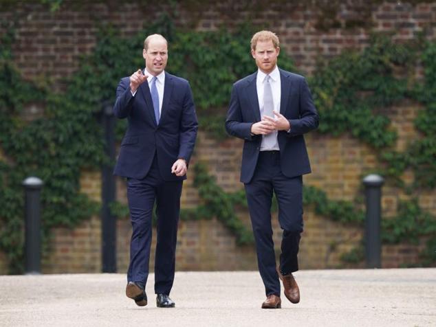 El príncipe William y su hermano Harry, juntos, en el homenaje a su madre, fallecida en un accidente de tráfico en 1997 a los 36 años. 