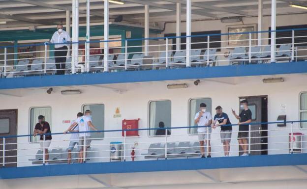 Los estudiantes ponen rumbo en ferry hacia la península.