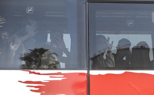 Jóvenes procedentes de Mallorca, a su llegada a Valencia.