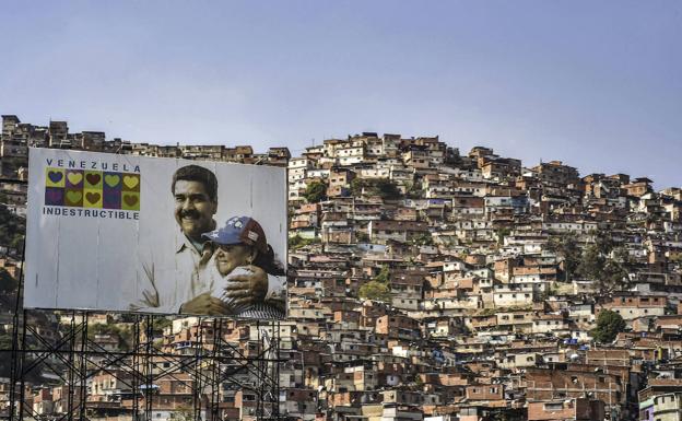 Una valla publicitaria con el presidente de Venezuela, Nicolás Maduro, abrazando a su esposa, Cilia Flores. 