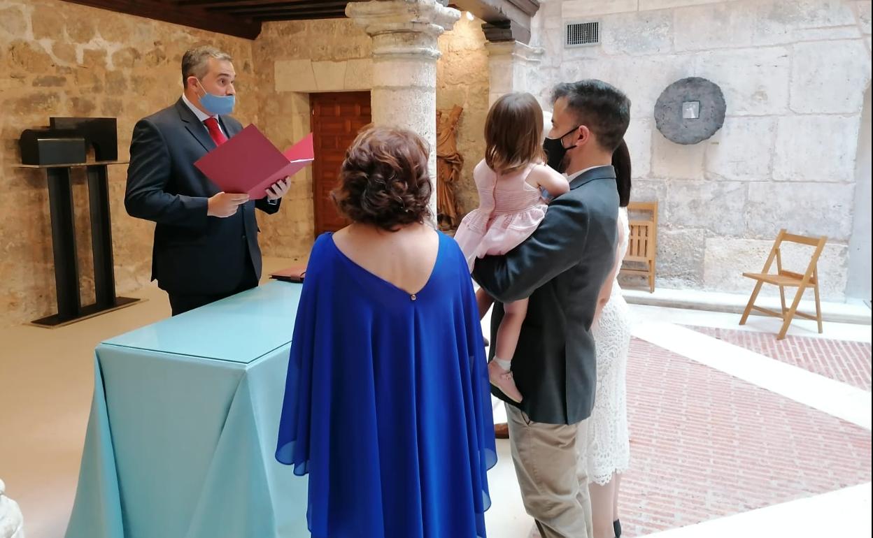 El concejal Leví Moreno oficia una boda en Burgos.