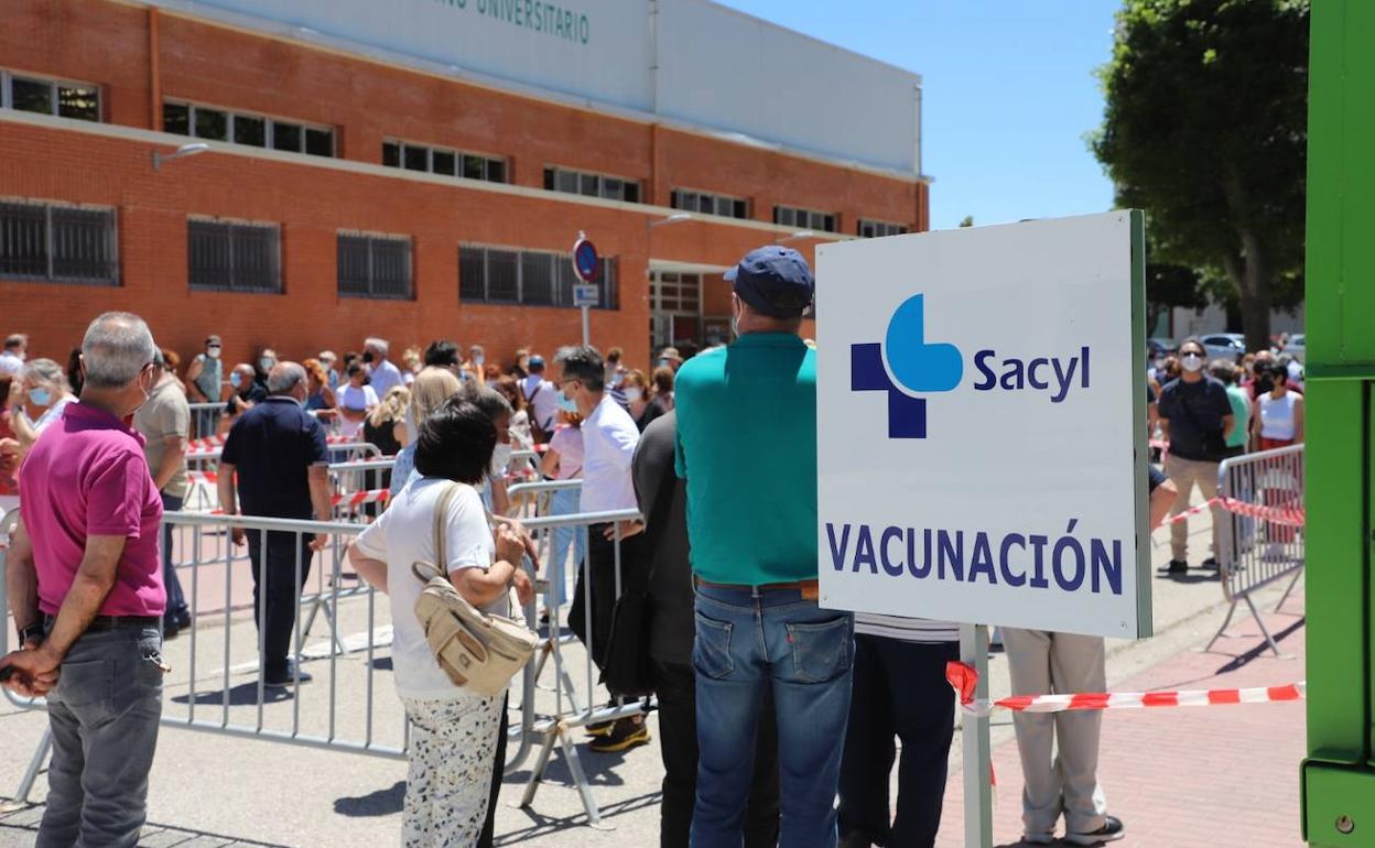 Los vecinos de Burgos capital y de las zonas rurales hacen largas colas para recibir la segunda dosis de AstraZeneca este lunes.