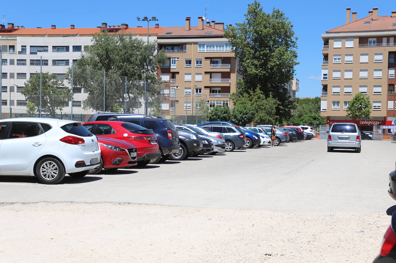 Los aledaños del polideportivo de la UBU se han convertido en un nuevo parking para acudir a la vacunación.