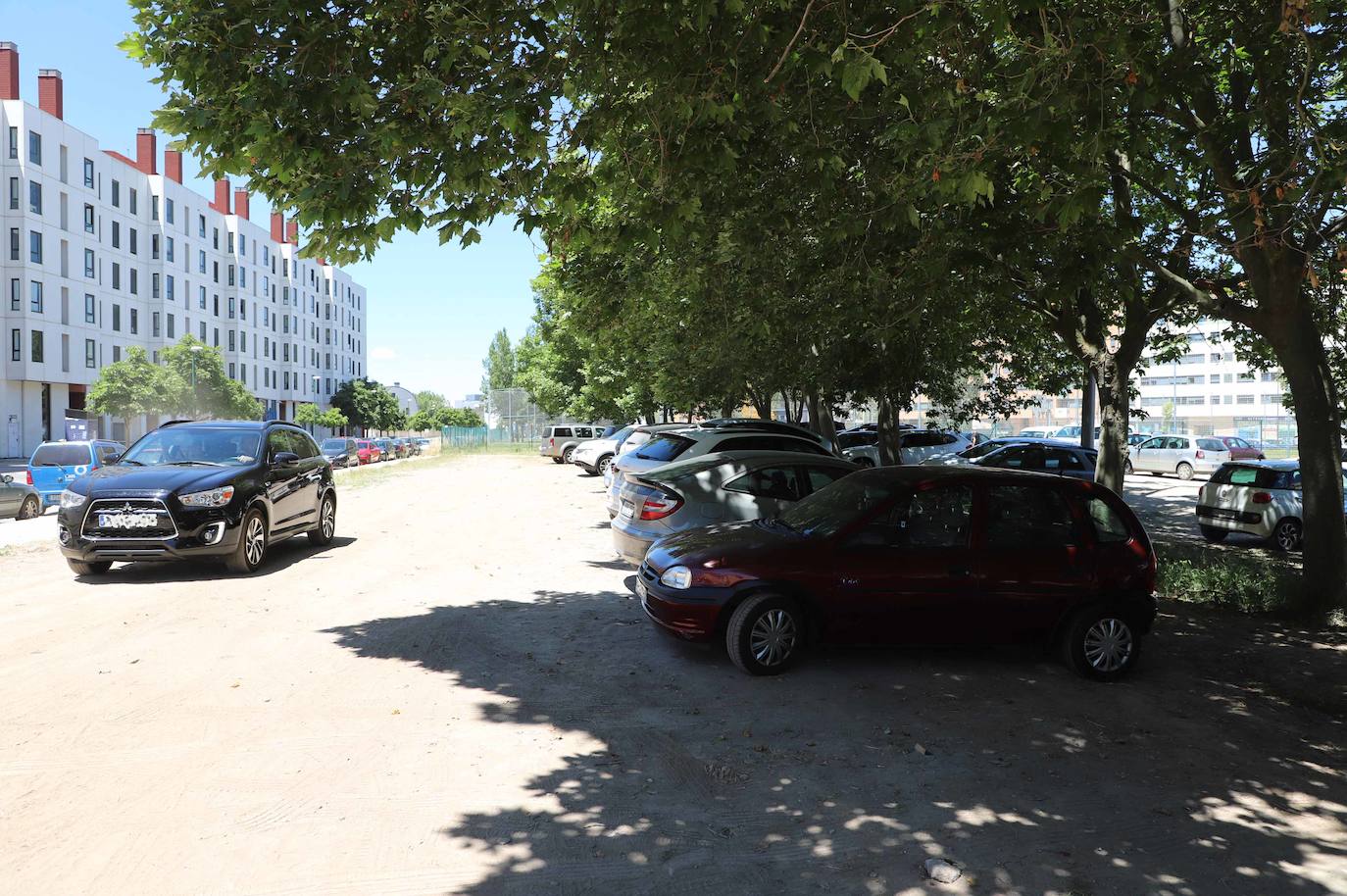 Los aledaños del polideportivo de la UBU se han convertido en un nuevo parking para acudir a la vacunación.