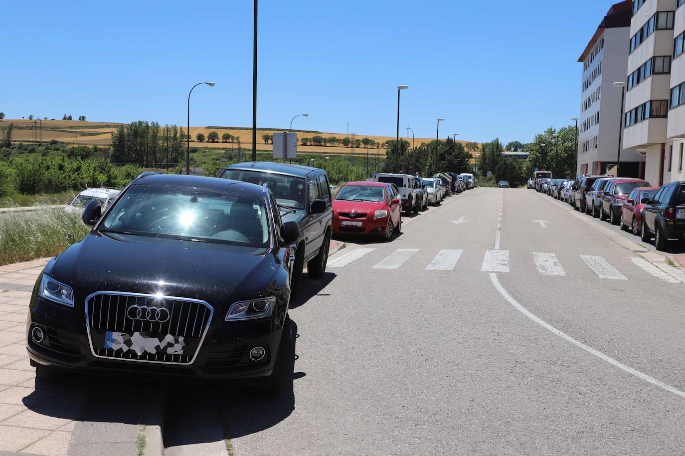 Los aledaños del polideportivo de la UBU se han convertido en un nuevo parking para acudir a la vacunación.