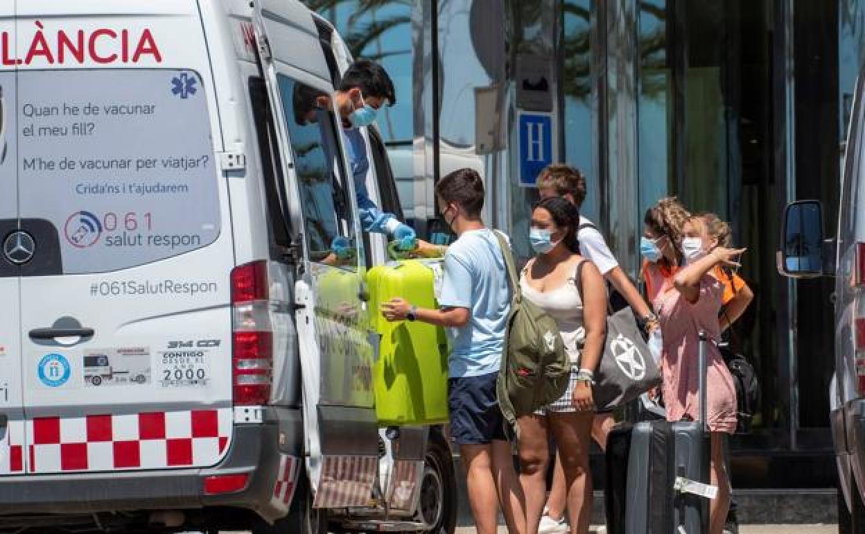 Traslado en ambulancia al hotel de un grupo de estudiantes.