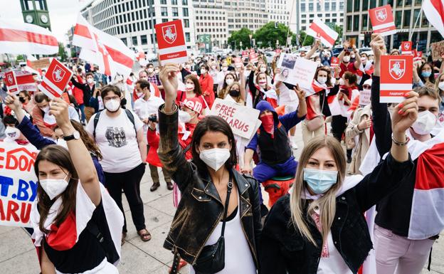 La política de la oposición Svetlana Tikhanovskaya asiste a la manifestación de ´Solidaridad con Bielorrusia' en Berlín.