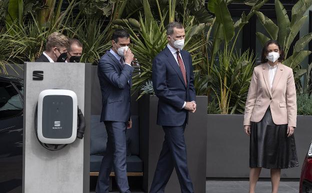 Pedro Sánchez, junto al Rey Felipe VI, Reyes Maroto y los presidentes de Volkswagen y Seat, Herbert Diess y Wayne Griffiths, durante una visita a la fábrica de Martorell 