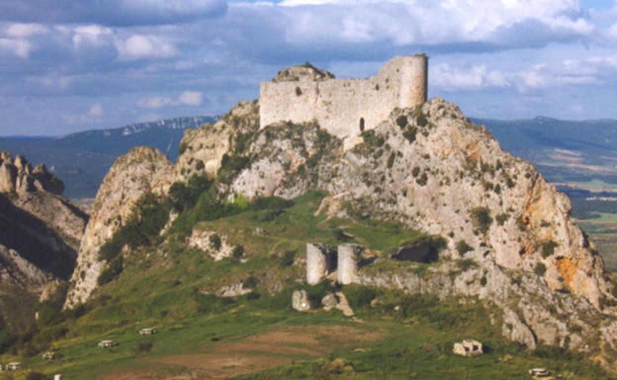 El Castillo, situado en un macizo sobre Poza de la Sal. 