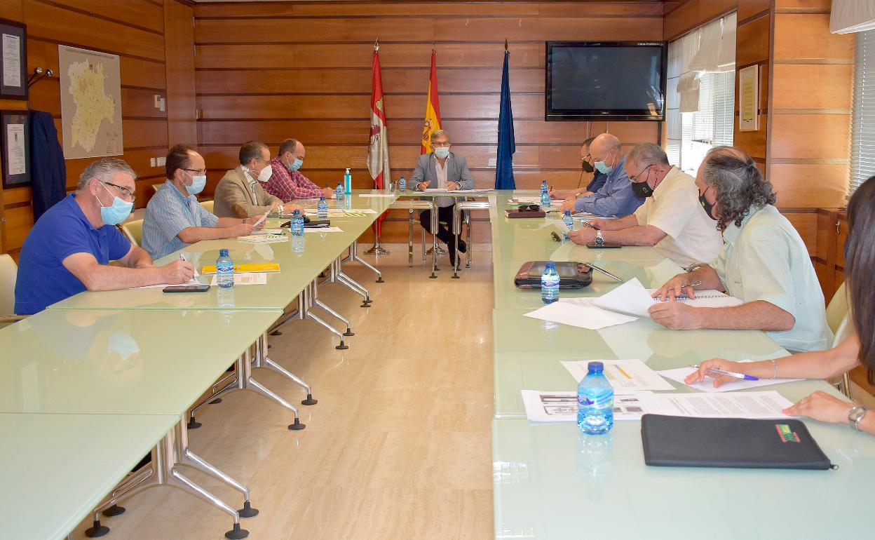 Reunión entre representantes de la Consejería, organizaciones agrarias y cooperativas.