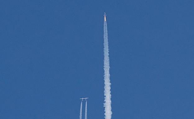 La nave VSS Unity (derecha) en pleno vuelo vertical tras separarse del avión que lo llevó desde su base terrestre.