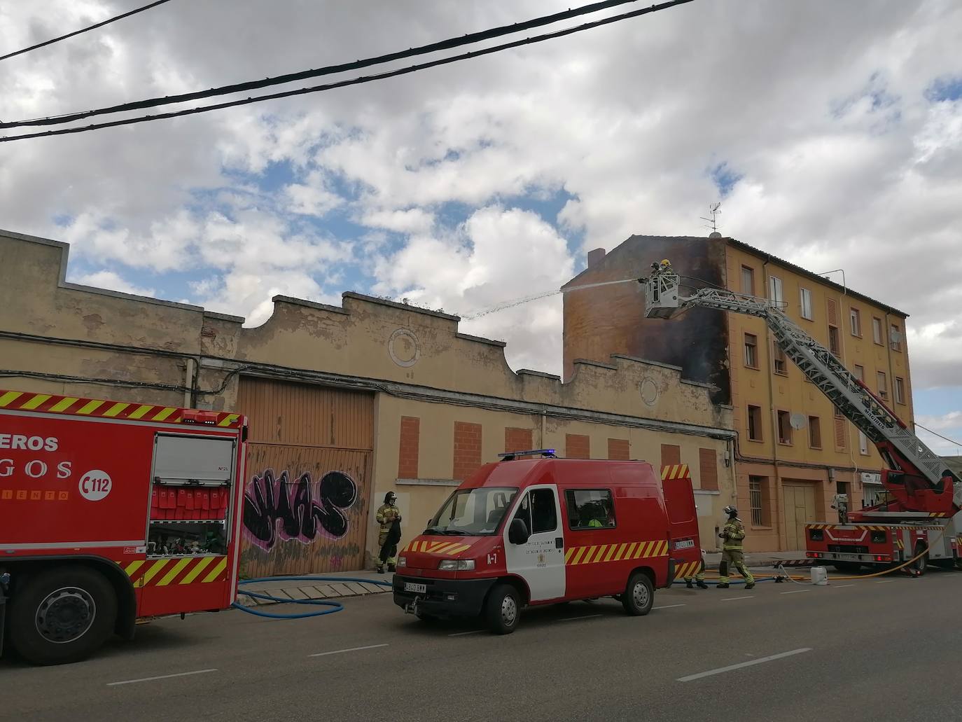 Fotos: El incendio en un solar permite descubrir droga y salvar a varios galgos enjaulados