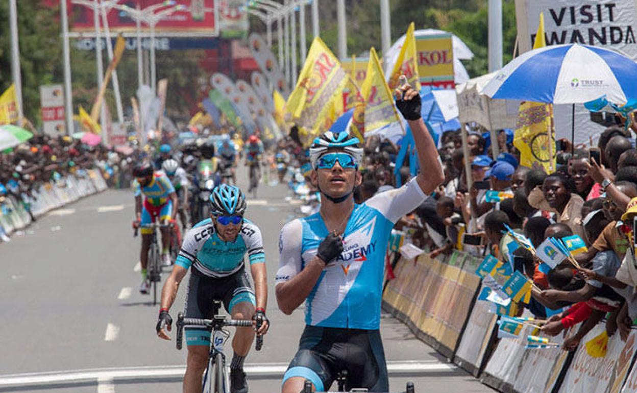 Edwin Ávila, con los colores del Israel Cycling Academy venciendo en el Tour de Rwanda. 