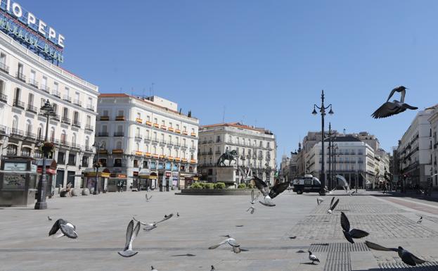 La Puerta del Sol de Madrid vacía durante el inicio de la Semana Santa de 2020. 