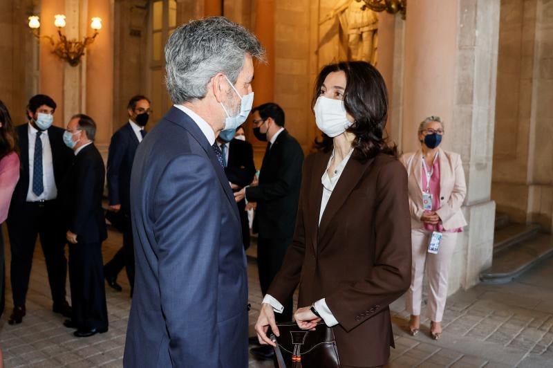 El presidente del Consejo General del Poder Judicial (CGPJ), Carlos Lesmes (i), conversa con la ministra deJusticia, Pilar Llop