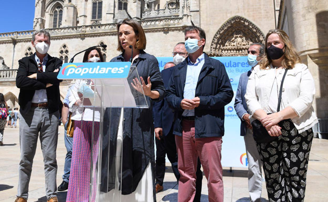 Cuca Gamarra arropada por una amplia representación del PP burgalés. 