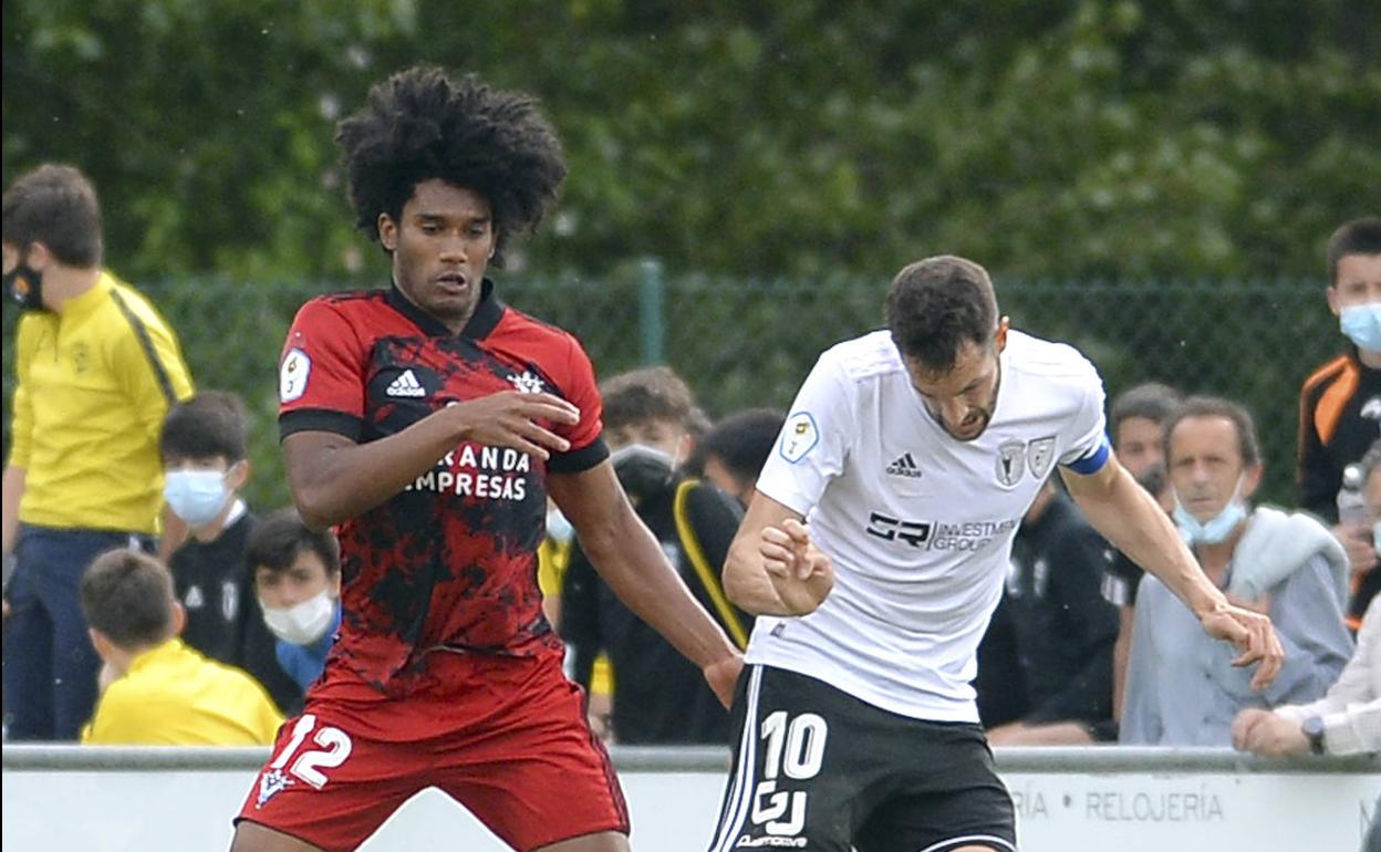 Pineda, con la camiseta del Mirandés, en la final del play off de ascenso junto al capitán del Burgos Promesas, Gabri. 