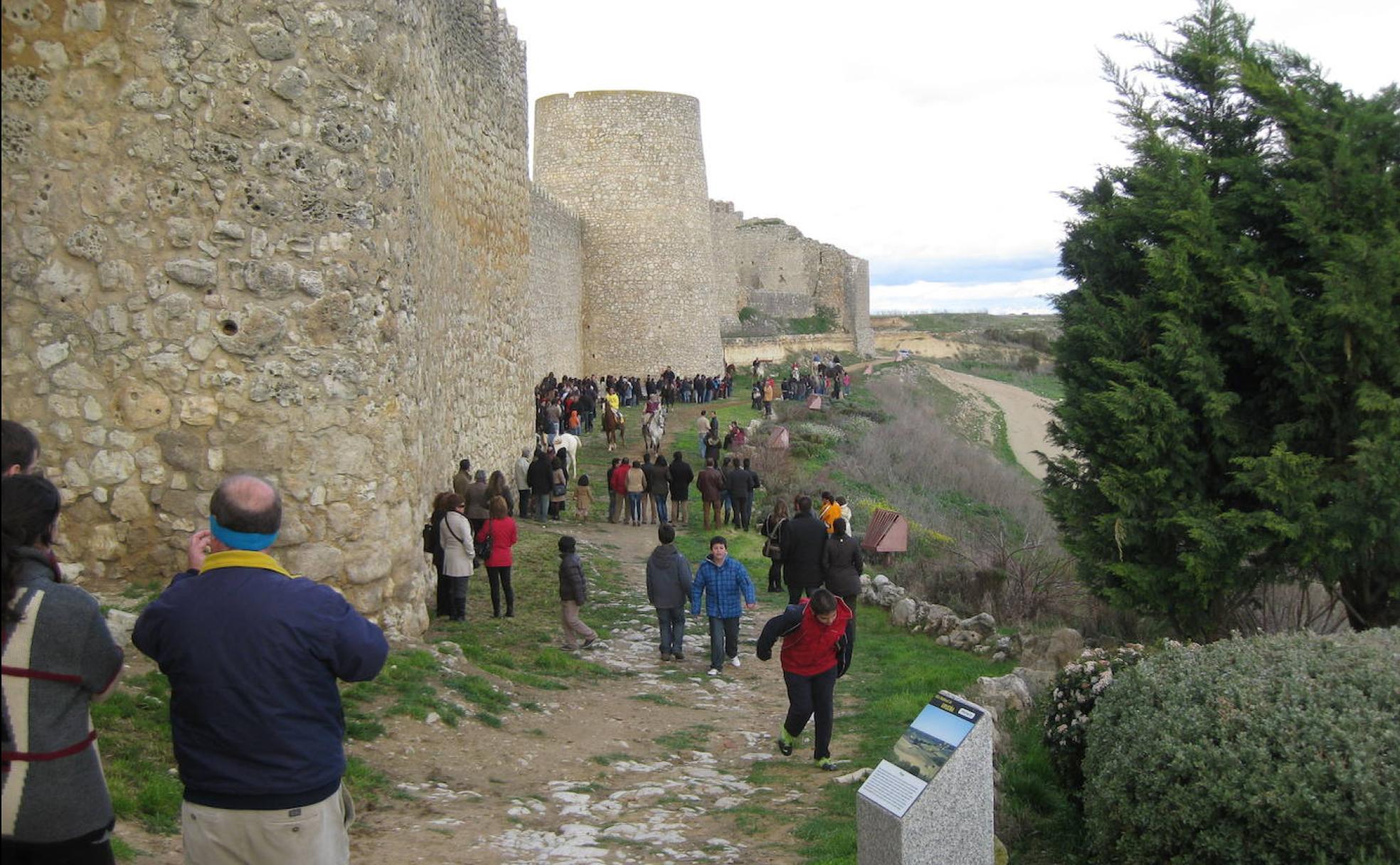 Tradicional carrera de cintas junto a la muralla de Urueña.