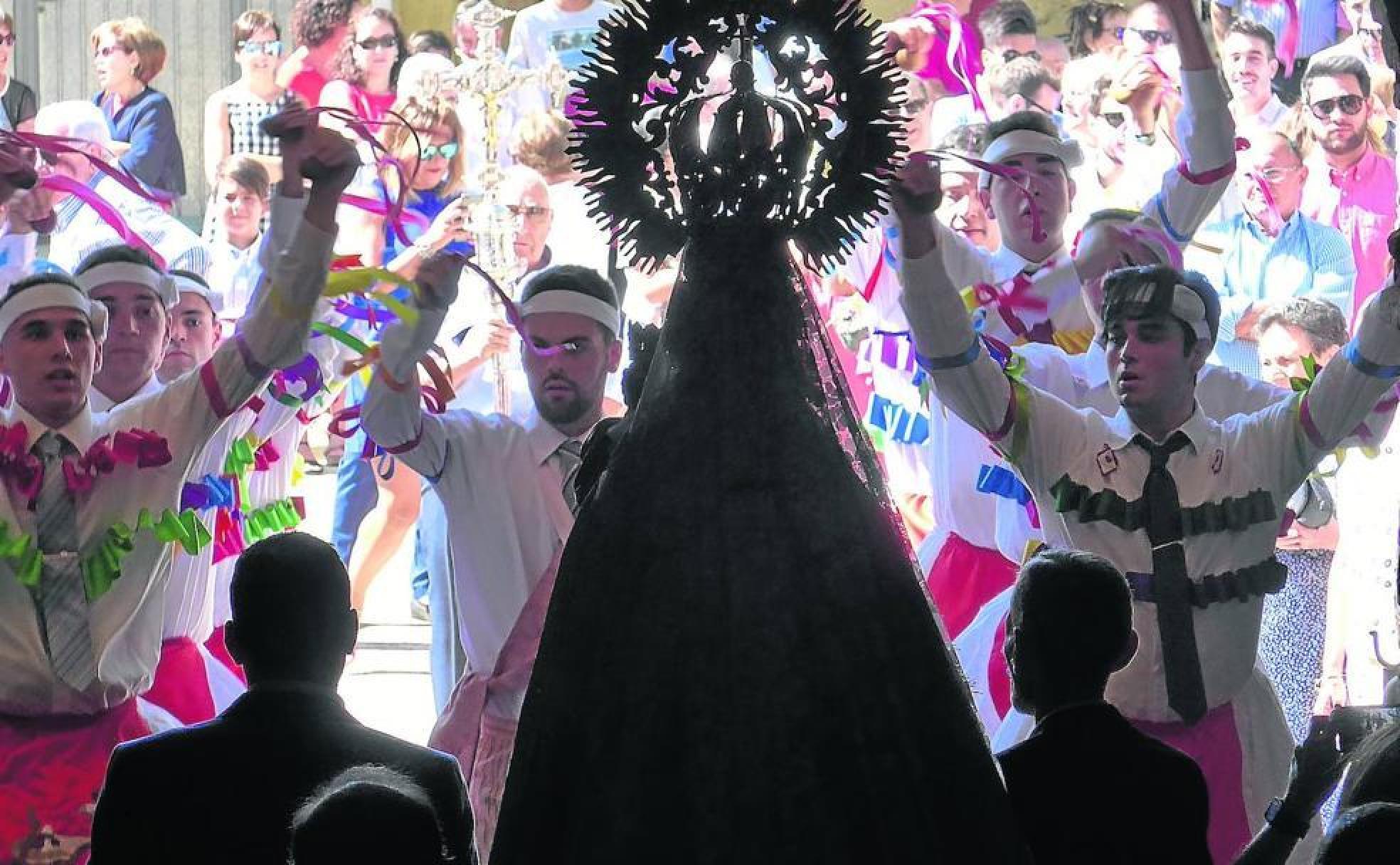 Los danzanteas bailan al son de la música frente a la Virgen de Grijasalbas.