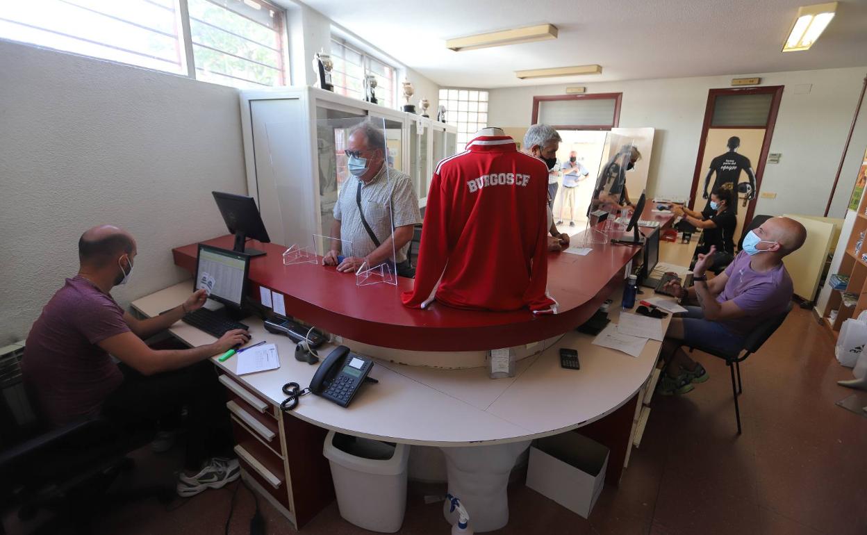 La afluencia de abonados a las oficinas del Burgos CF ha sido constante toda la mañana. 