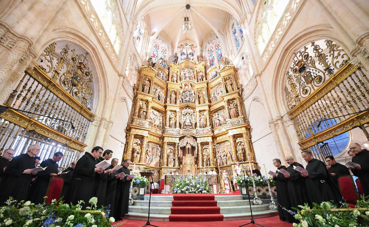 Los monjes benedictino de la Abadía de Silos cantan las Vísperas en la Catedral