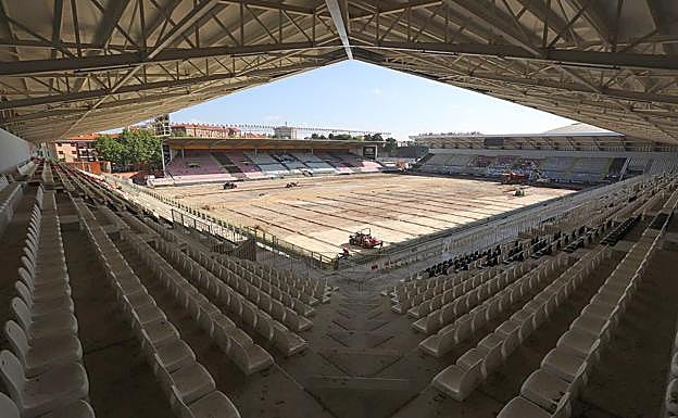 Las máquinas ya están a pleno rendimiento en el estadio municipal. 