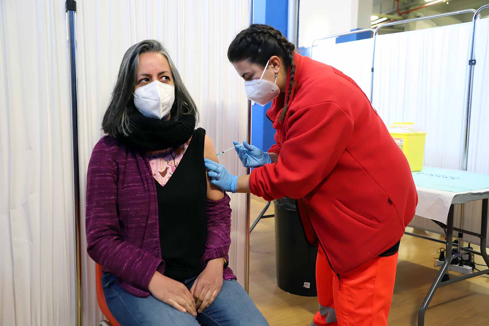 Una profesora recibe su dosis de AstraZeneca.