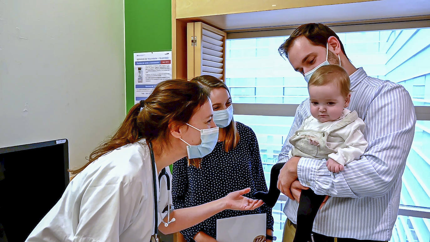 La pequeña Irene, operada del corazón, junto a sus padres y una de los médicos que la atendio. 