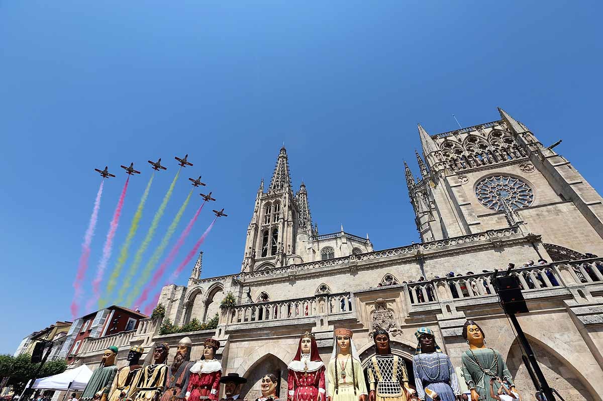 Fotos: Vuelos acrobáticos de la Patrulla Águila para felicitar a la Catedral