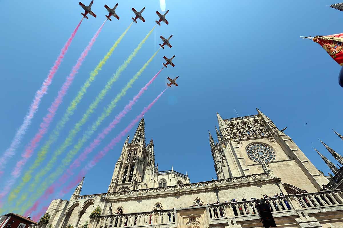 Fotos: Vuelos acrobáticos de la Patrulla Águila para felicitar a la Catedral