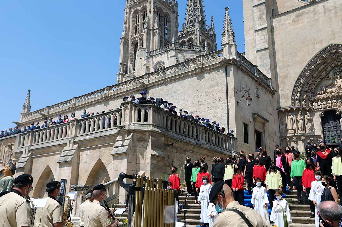 Fotos: En honor de la Catedral, danzan los Gigantillos, suena el himno