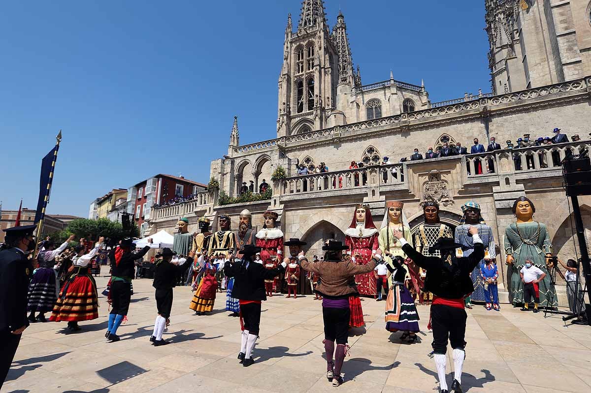 Fotos: En honor de la Catedral, danzan los Gigantillos, suena el himno