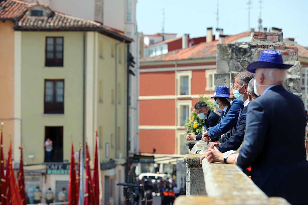 Fotos: En honor de la Catedral, danzan los Gigantillos, suena el himno