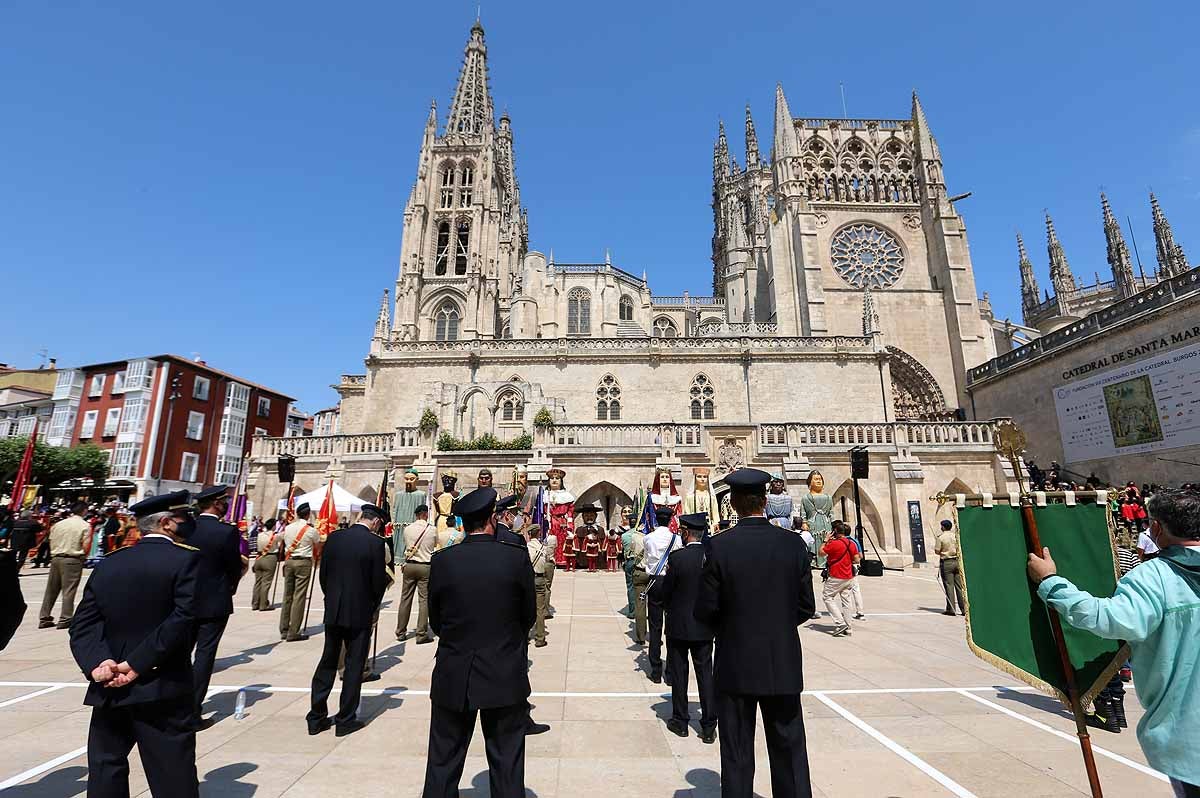 Fotos: En honor de la Catedral, danzan los Gigantillos, suena el himno