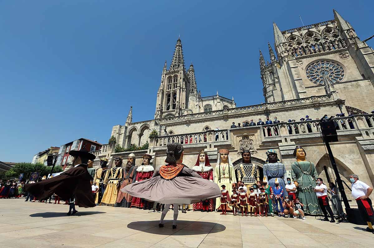 Fotos: En honor de la Catedral, danzan los Gigantillos, suena el himno