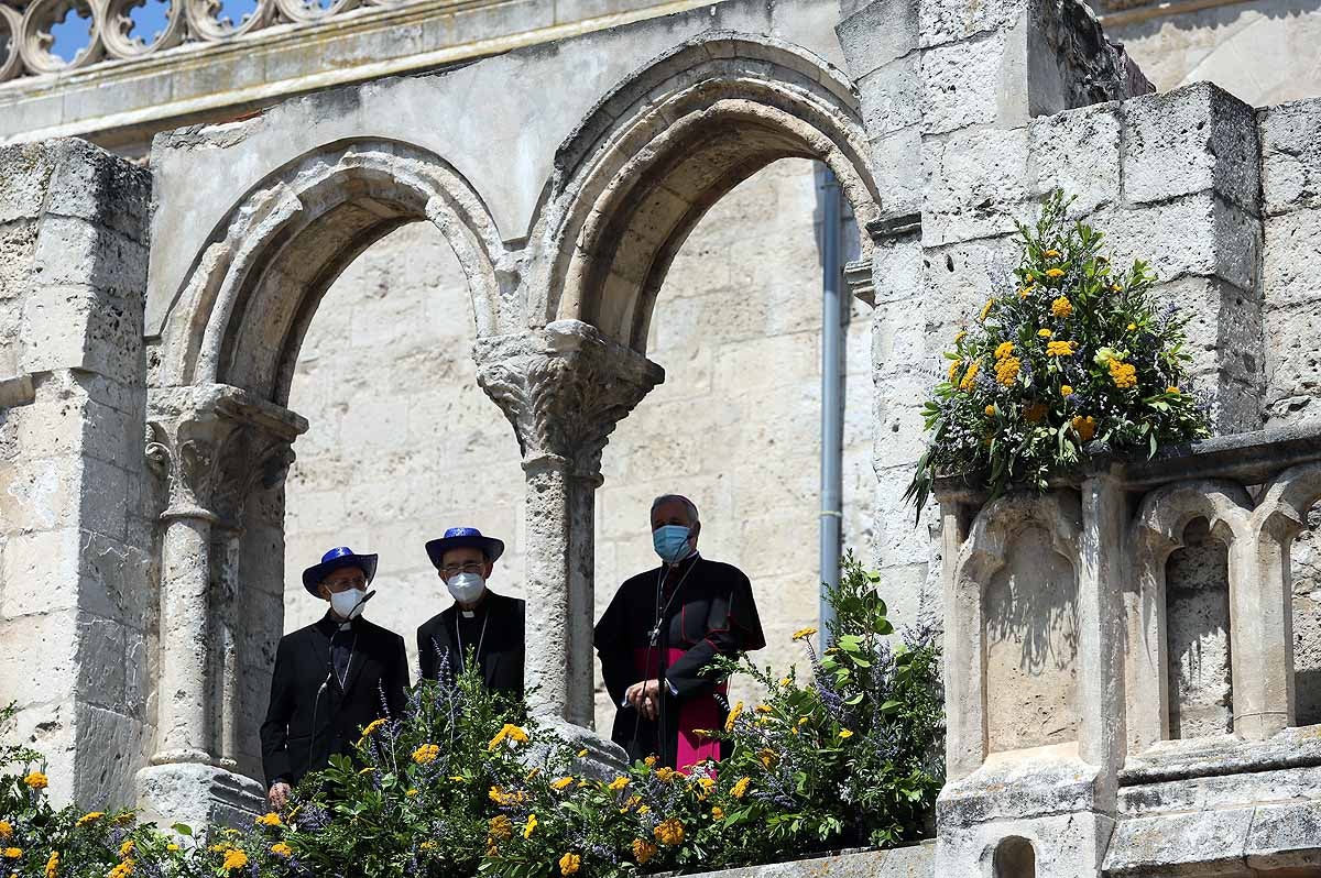 Fotos: En honor de la Catedral, danzan los Gigantillos, suena el himno